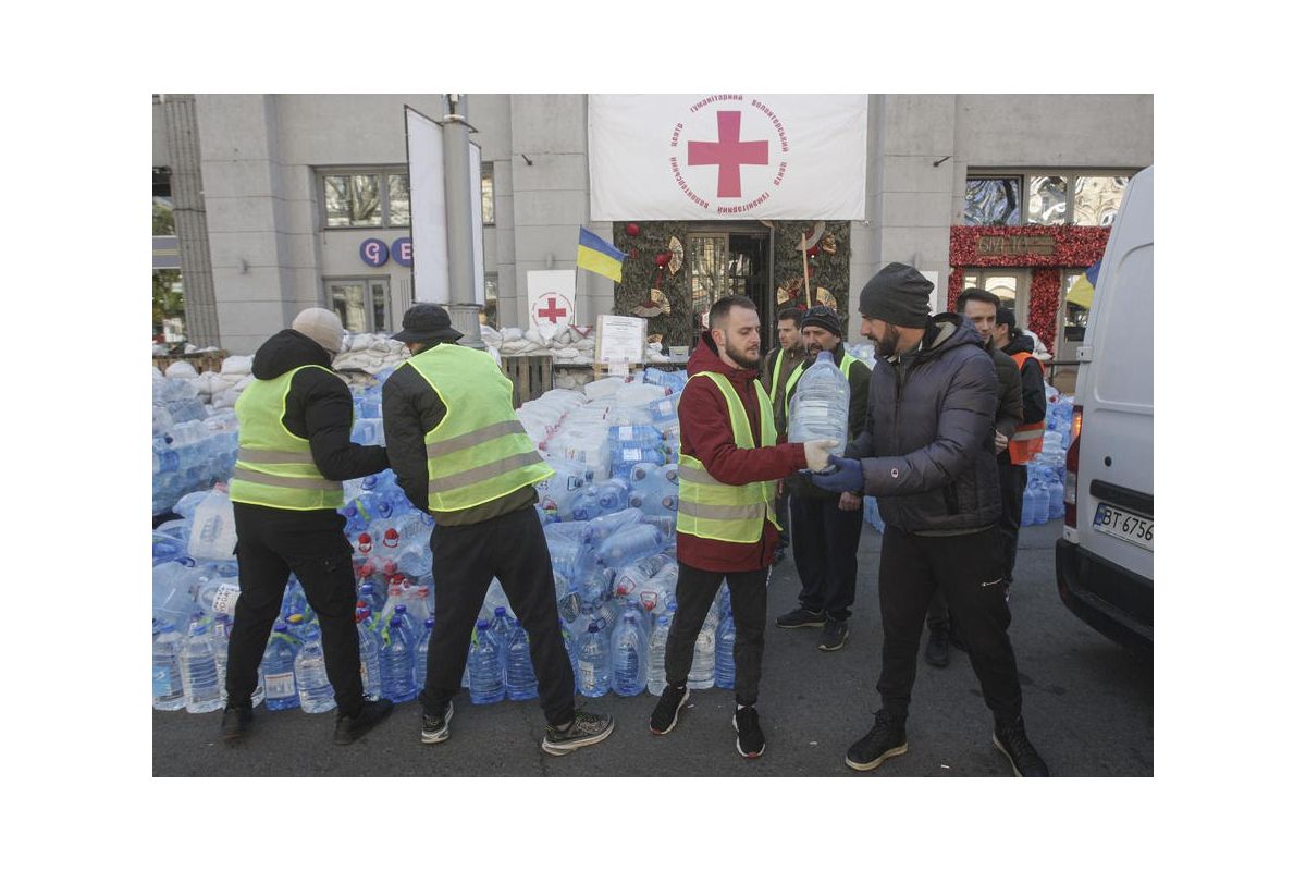 За даними UNICEF, станом на другу половину квітня проблеми з питною водою мають 6 млн українців.  За даними UNICEF, станом на другу половину квітня проблеми з питною водою мають 6 млн українців.
