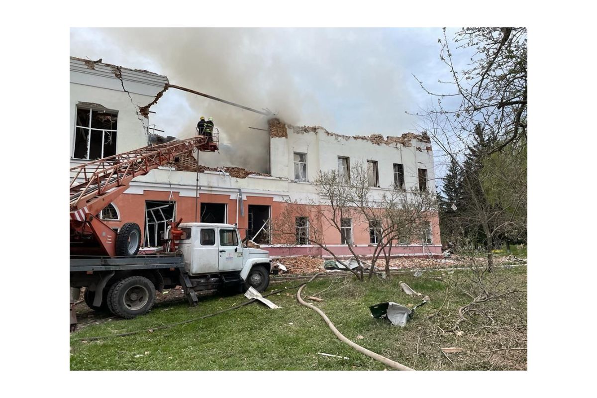 Російське вторгнення в Україну : ворожа крилата ракета влучила у заповідну частину острова Хортиця – там почалася пожежа. Російське вторгнення в Україну : ворожа крилата ракета влучила у заповідну частину острова Хортиця – там почалася пожежа.