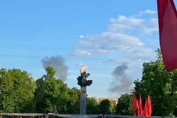 ​У тимчасово окупованому Луганську пролунали вибухи, на фото та відео із соцмереж видно стовпи диму
