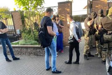 В дом Омеляна ворвалось ГБР с обысками  В дом Омеляна ворвалось ГБР с обысками