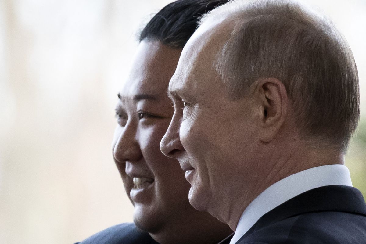 Лідер Північної Кореї Кім Чен Ин висловив повну підтримку Росії у здійсненні нібито "справедливої справи щодо захисту гідності та безпеки" Лідер Північної Кореї Кім Чен Ин висловив повну підтримку Росії у здійсненні нібито "справедливої справи щодо захисту гідності та безпеки"