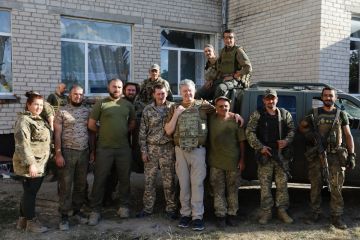 Порошенко на передовій поспілкувався з бійцями: робимо все, щоб оснастити хлопців перед контрнаступом Порошенко на передовій поспілкувався з бійцями: робимо все, щоб оснастити хлопців перед контрнаступом