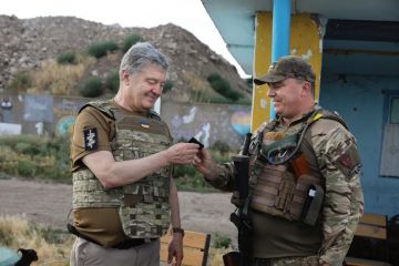 Порошенко на передовій поспілкувався з бійцями: робимо все, щоб оснастити хлопців перед контрнаступом Порошенко на передовій поспілкувався з бійцями: робимо все, щоб оснастити хлопців перед контрнаступом