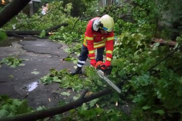 Рятувальники до ранку ліквідували наслідки негоди у Дніпрі Рятувальники до ранку ліквідували наслідки негоди у Дніпрі