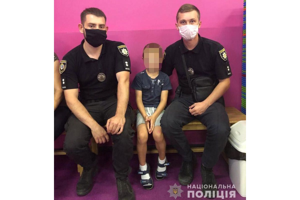 У Дніпрі п`яний вітчим загубив дитину у торговельному центрі У Дніпрі п`яний вітчим загубив дитину у торговельному центрі