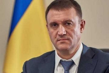 Глава ГФС Вадим Мельник: коррумпированный налоговик времен Януковича крышующий скрутки нефтяных и табачных компаний Глава ГФС Вадим Мельник: коррумпированный налоговик времен Януковича крышующий скрутки нефтяных и табачных компаний