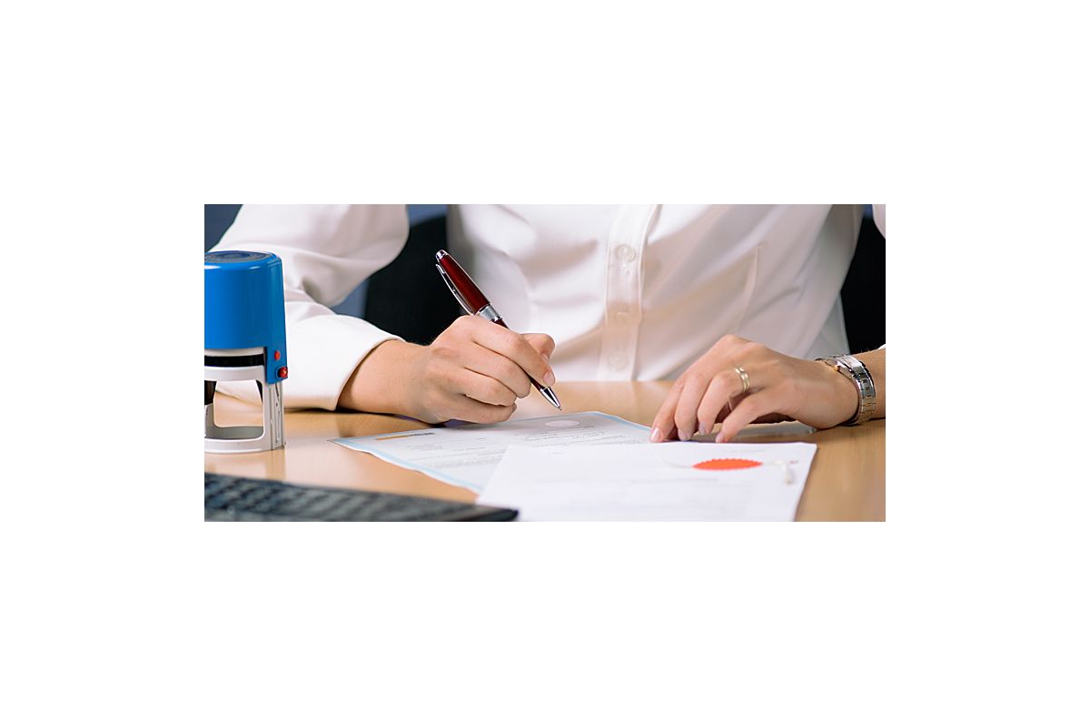 Рада підтримала законопроект, покликаний унеможливити роботу «чорних нотаріусів» Рада підтримала законопроект, покликаний унеможливити роботу «чорних нотаріусів»