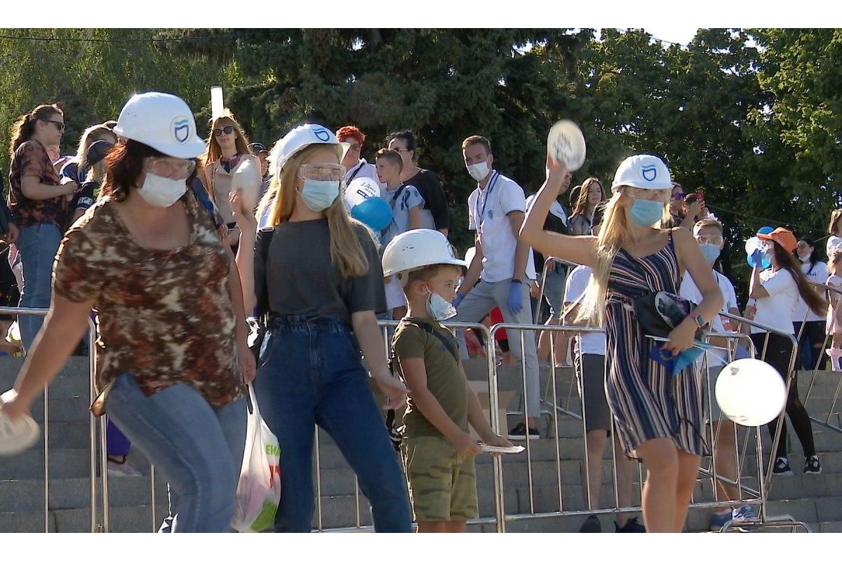 Дніпряни розбили три тисячі тарілок на щастя Дніпряни розбили три тисячі тарілок на щастя