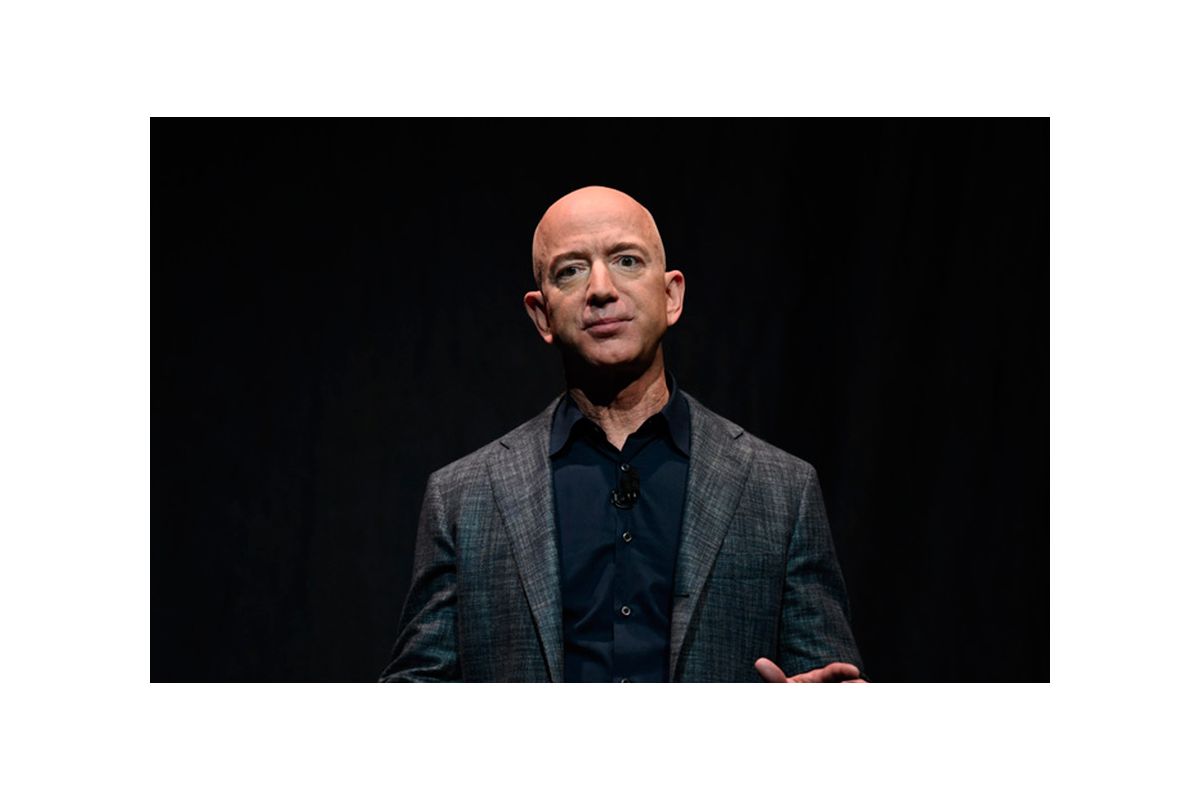 Глава Amazon Джефф Безос випробував механізовані руки Глава Amazon Джефф Безос випробував механізовані руки