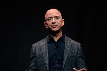 Глава Amazon Джефф Безос випробував механізовані руки Глава Amazon Джефф Безос випробував механізовані руки