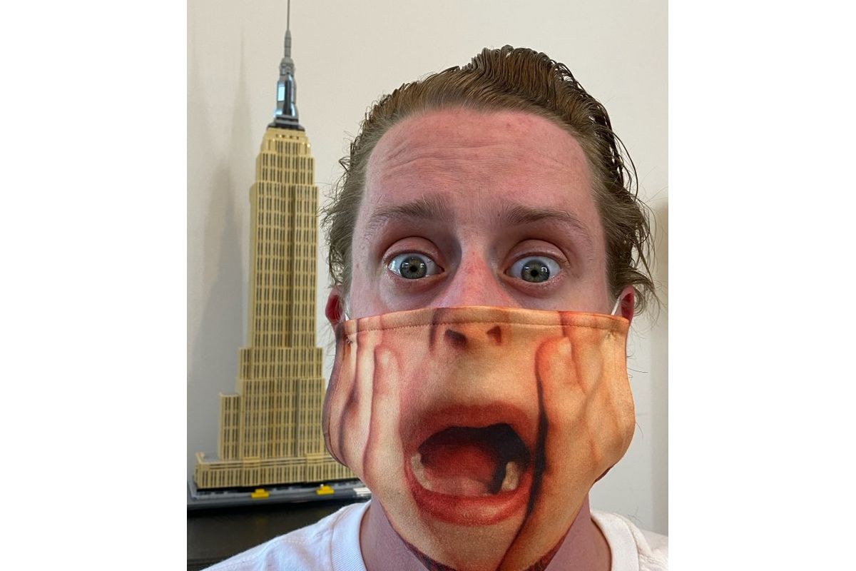 Маколей Калкін похвалився моторошною захисною маскою  Маколей Калкін похвалився моторошною захисною маскою