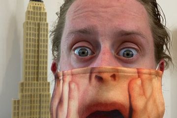 Маколей Калкін похвалився моторошною захисною маскою  Маколей Калкін похвалився моторошною захисною маскою