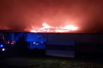 ​В Мукачеві загорівся дах лижної фабрики: залучено 127 рятувальників