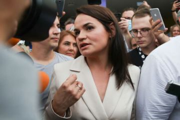 Тіхановська закликала білорусів продовжувати мирний протест Тіхановська закликала білорусів продовжувати мирний протест