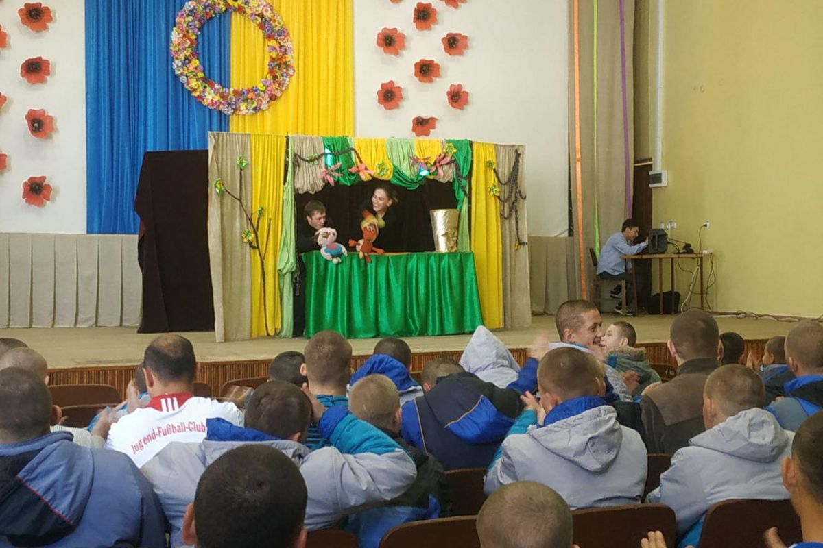 Петровський Олександр Володимирович: За ініціативи мецената відбулася святкова вистава для Дітей-Сонця Верхньодніпровського дитячого будинку-інтернату № 1 Петровський Олександр Володимирович: За ініціативи мецената відбулася святкова вистава для Дітей-Сонця Верхньодніпровського дитячого будинку-інтернату № 1