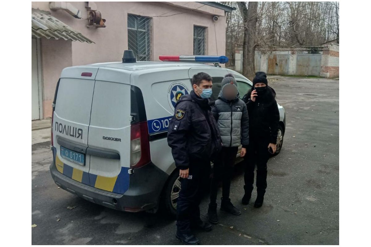 Оперативники забрали дітей з родин на Херсонщині Оперативники забрали дітей з родин на Херсонщині