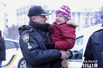 Оперативники допомагають дітям, яких забрали з сім’ї на Херсонщині Оперативники допомагають дітям, яких забрали з сім’ї на Херсонщині