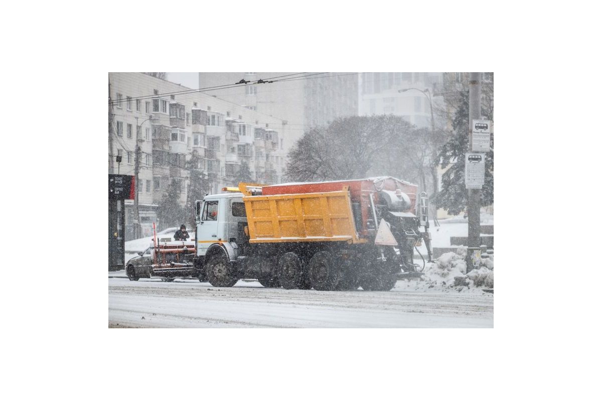 Київ з самого ранку замело снігом