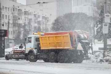 ​Київ з самого ранку замело снігом