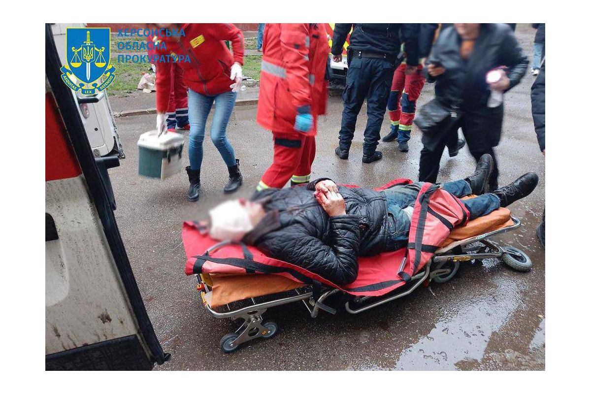 Внаслідок чергового ворожого обстрілу Херсона загинула жінка, 4 людей отримали поранення Внаслідок чергового ворожого обстрілу Херсона загинула жінка, 4 людей отримали поранення