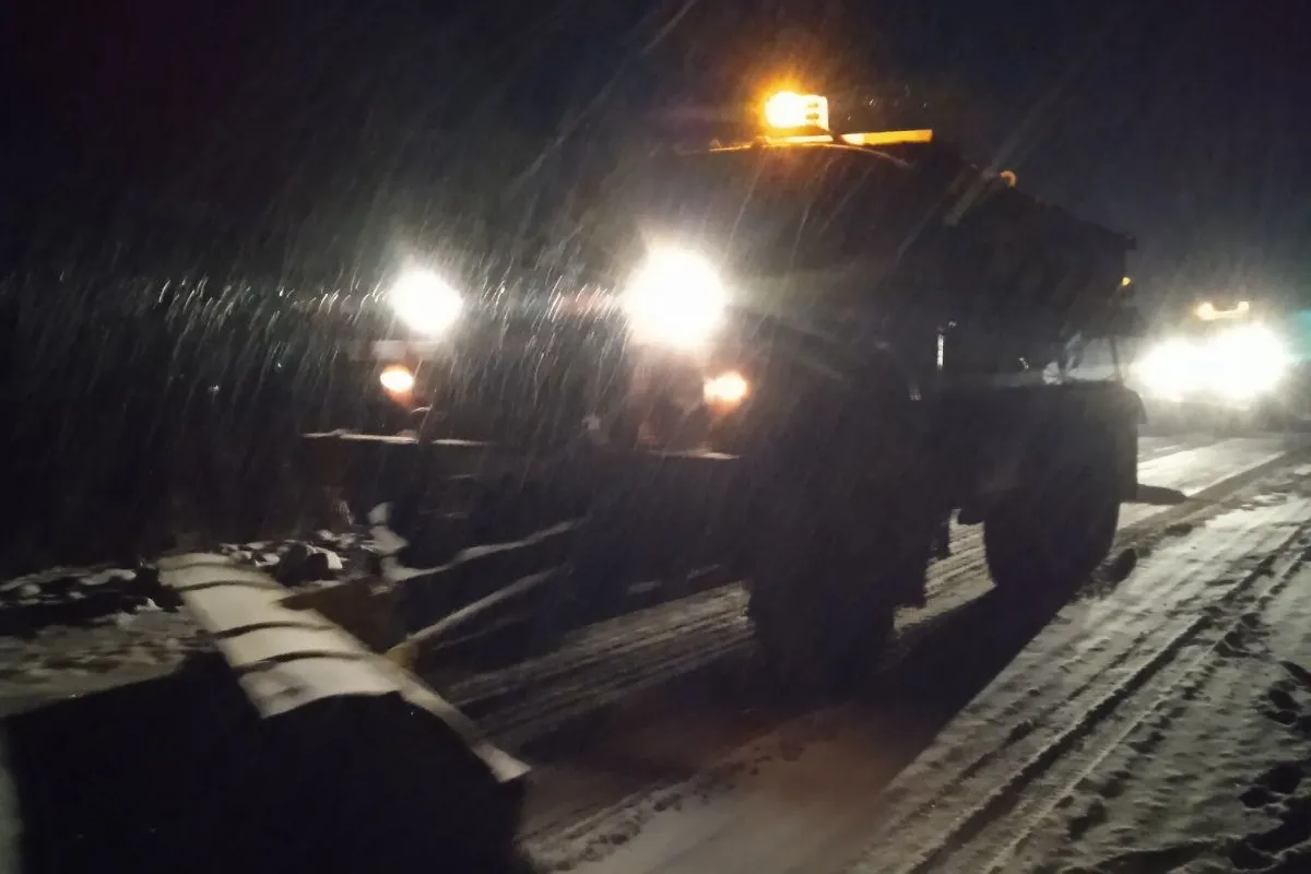Дніпро засипало снігом: 143 автівки розчищають дороги спозаранку