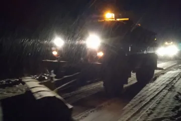 ​Дніпро засипало снігом: 143 автівки розчищають дороги спозаранку