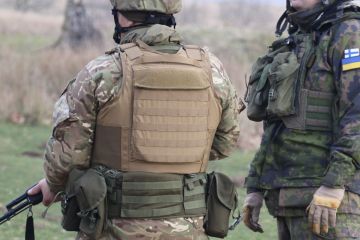 Інструктори Сухопутних військ Збройних Сил Фінляндії  проводять заняття з відпрацювання способів стрільби з різних положень Інструктори Сухопутних військ Збройних Сил Фінляндії  проводять заняття з відпрацювання способів стрільби з різних положень