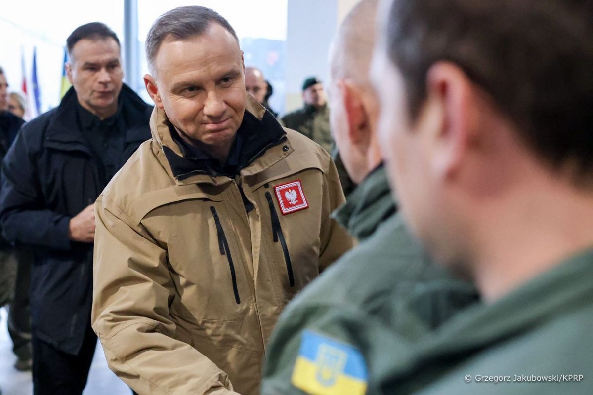 Президент Польщі Анджей Дуда і міністр національної оборони Маріуш Блащак відвідали танковий полігон де навчаються Українські танкісти Президент Польщі Анджей Дуда і міністр національної оборони Маріуш Блащак відвідали танковий полігон де навчаються Українські танкісти