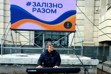 Залізничники, які з перших днів війни перебувають у самому вирі подій і вже евакуювали понад 2 мільйони українців - переважно дітей та жінок, - теж зазнають втрат у цій війні.  Залізничники, які з перших днів війни перебувають у самому вирі подій і вже евакуювали понад 2 мільйони українців - переважно дітей та жінок, - теж зазнають втрат у цій війні.