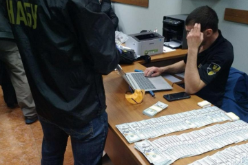 Затриманого за хабар у 50 тис. доларів США посадовця ДФС Київської області Олександра Чепеля випустили під заставу 252 240 грн. Та чи на довго?! Журналістське розслідування показує що ні!   Затриманого за хабар у 50 тис. доларів США посадовця ДФС Київської області Олександра Чепеля випустили під заставу 252 240 грн. Та чи на довго?! Журналістське розслідування показує що ні!