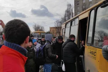 ​Російське вторгнення в Україну : Евакуюйтесь, поки ми можемо вас забрати! 