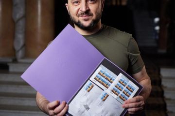 Російське вторгнення в Україну : Володимир Зеленський опублікував фото з новою поштовою маркою про напрямок для корабля окупантів.  Російське вторгнення в Україну : Володимир Зеленський опублікував фото з новою поштовою маркою про напрямок для корабля окупантів.