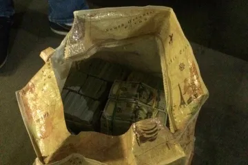 ​В Киеве чиновник ГФС принес для Холодницкого сумку с 6 млн долларов
