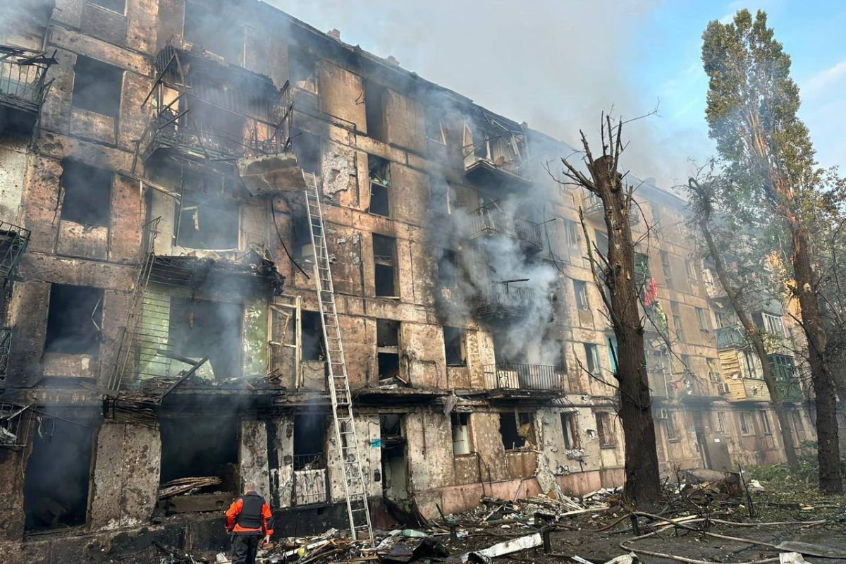 У Кривому Розі росіяни поцілили ракетою у п'ятиповерховий будинок У Кривому Розі росіяни поцілили ракетою у п'ятиповерховий будинок