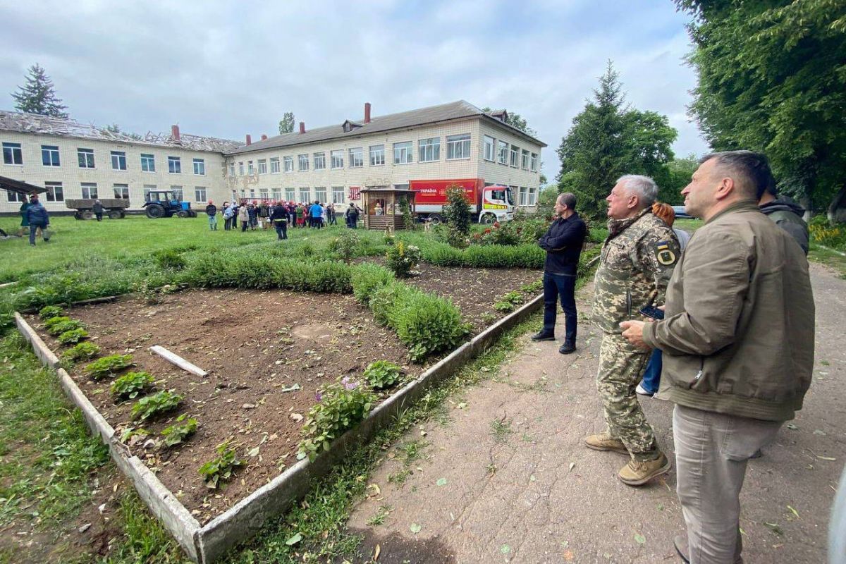 Російські терористи обстріляли дитячий будинок-інтернат в білопільський громаді: нині підопічні інтернату евакуйовані в безпечні місця, - Сумська ОВА Російські терористи обстріляли дитячий будинок-інтернат в білопільський громаді: нині підопічні інтернату евакуйовані в безпечні місця, - Сумська ОВА