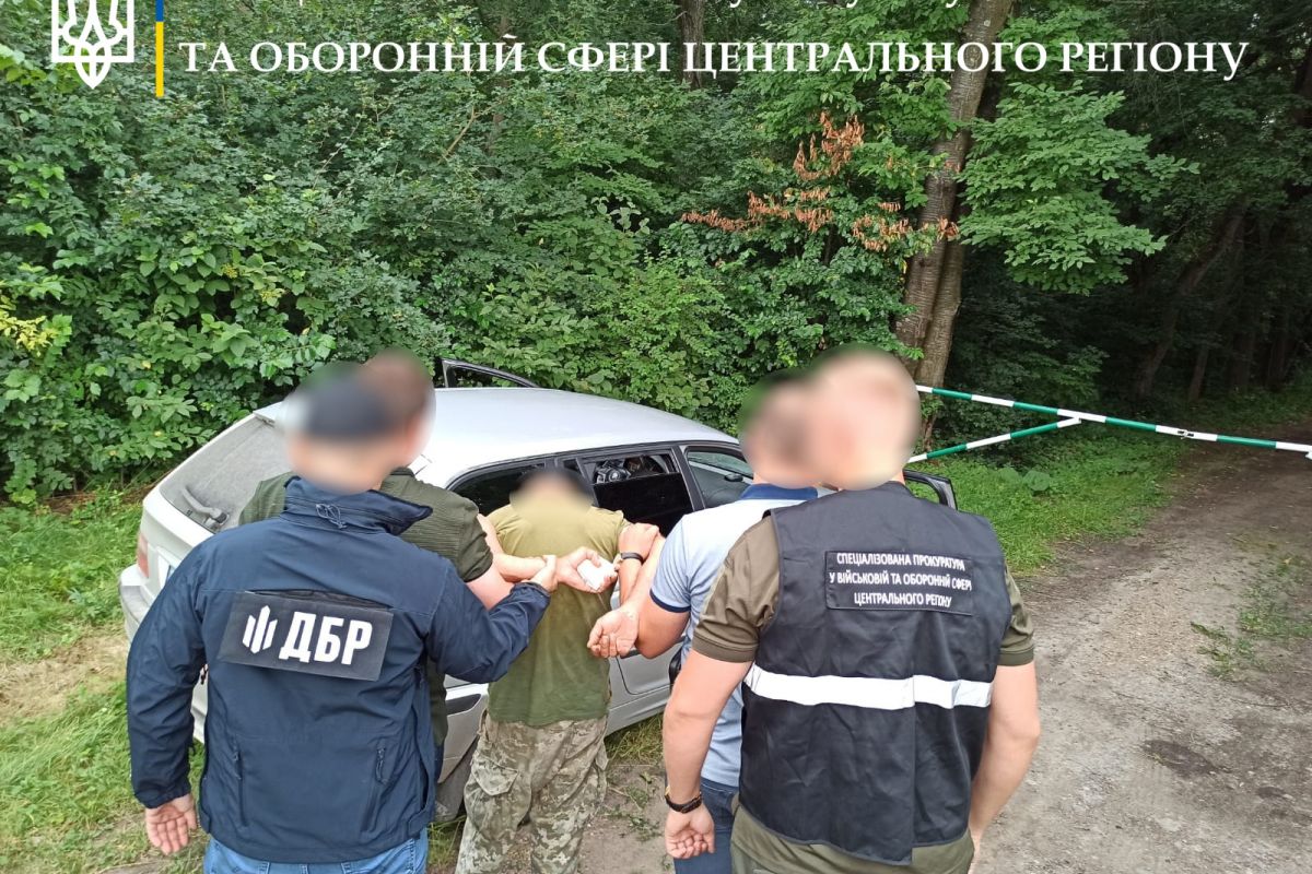 Вимагав хабар за незаконне переміщення товарів через Державний кордон України: на Вінниччині затримано прикордонника Вимагав хабар за незаконне переміщення товарів через Державний кордон України: на Вінниччині затримано прикордонника
