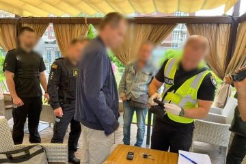 10 тисяч доларів США за вплив на суддів: у Києві поліцейські затримали колишнього народного депутата 10 тисяч доларів США за вплив на суддів: у Києві поліцейські затримали колишнього народного депутата