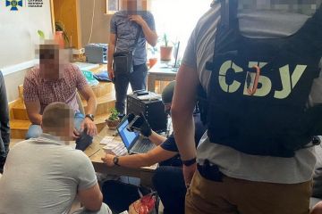 СБУ затримала учасників кіберугруповання на спробі продажу комплексу моніторингу мобільного зв’язку СБУ затримала учасників кіберугруповання на спробі продажу комплексу моніторингу мобільного зв’язку
