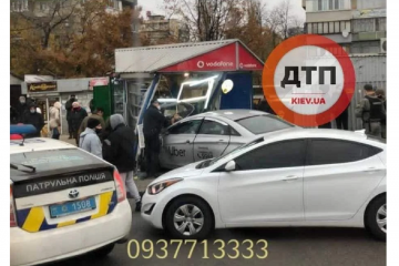 В Киеве такси вылетело на тротуар и врезалось в МАФ: много погибших  В Киеве такси вылетело на тротуар и врезалось в МАФ: много погибших