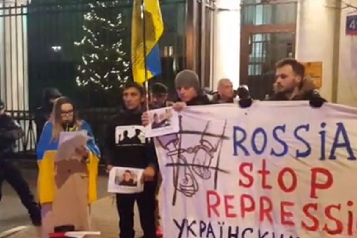 FREE SENTSOV: у Варшаві під стінами посольства РФ зібрались активісти FREE SENTSOV: у Варшаві під стінами посольства РФ зібрались активісти