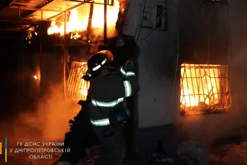​Пожежа у двоповерховому будинку в Дніпрі: вигоріло майже вщент