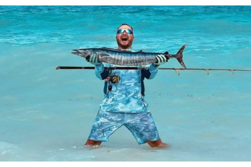 Рибінспектор на Занзібарі: Днями рибацькі групи у фейсбуці заполонила інформація про те, що начальник київського рибоохоронного патруля Володимир Мухін під час лікарняного шикарно відпочиває з дружиною у Африці Рибінспектор на Занзібарі: Днями рибацькі групи у фейсбуці заполонила інформація про те, що начальник київського рибоохоронного патруля Володимир Мухін під час лікарняного шикарно відпочиває з дружиною у Африці