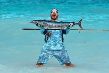 Рибінспектор на Занзібарі: Днями рибацькі групи у фейсбуці заполонила інформація про те, що  начальник київського рибоохоронного патруля Володимир Мухін під час лікарняного шикарно відпочиває з дружиною у Африці Рибінспектор на Занзібарі: Днями рибацькі групи у фейсбуці заполонила інформація про те, що  начальник київського рибоохоронного патруля Володимир Мухін під час лікарняного шикарно відпочиває з дружиною у Африці