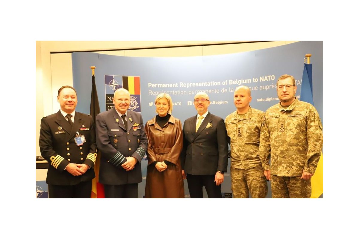 Провели зустріч з пані Міністром оборони Бельгії Людівін Дедондер, - написав на своїй сторінці Міністр оборони Олексій Резніков Провели зустріч з пані Міністром оборони Бельгії Людівін Дедондер, - написав на своїй сторінці Міністр оборони Олексій Резніков