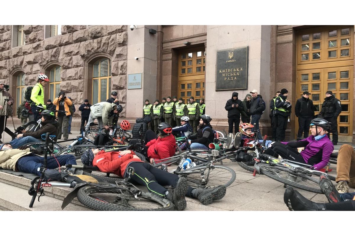 У столиці велосипедисти влаштували незвичний протест У столиці велосипедисти влаштували незвичний протест