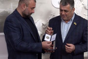 Звання “Почесний громадянин м. П’ятихаток” удостоєно Президента МБФ “Солідарність” О. Петровського. Звання “Почесний громадянин м. П’ятихаток” удостоєно Президента МБФ “Солідарність” О. Петровського.