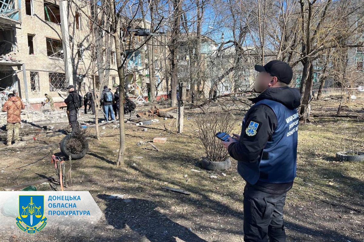 Один загиблий і щонайменше троє поранених через обстріл окупантами багатоквартирного будинку у Краматорську – розпочато розслідування (ФОТО) 