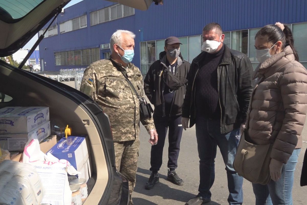 Не забувати про своїх: благодійники передали чергову партію гуманітарної допомоги бійцям на передову Не забувати про своїх: благодійники передали чергову партію гуманітарної допомоги бійцям на передову