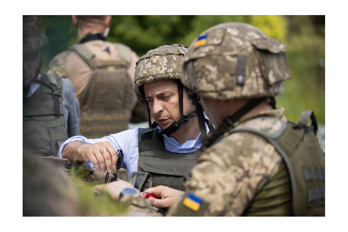 Президент України відвідує зону конфлікту в міру зростання напруженості Президент України відвідує зону конфлікту в міру зростання напруженості