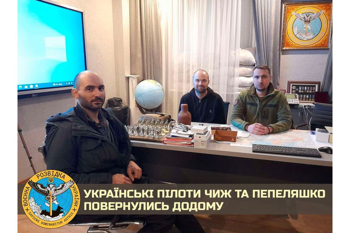 Російське вторгнення в Україну : Українських пілотів звільнили з російського полону Російське вторгнення в Україну : Українських пілотів звільнили з російського полону